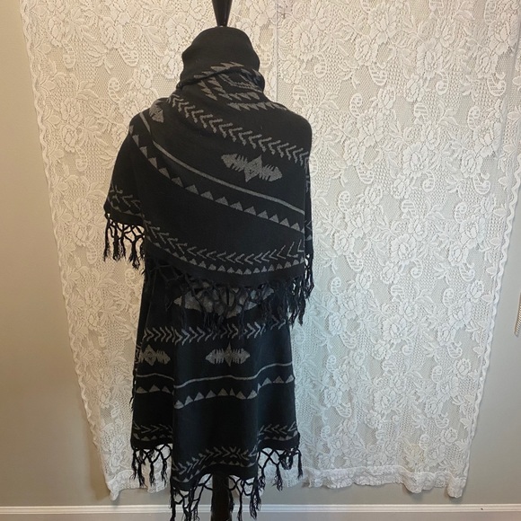 Western Style Fringed Bottom Layered Poncho - Picture 3 of 7